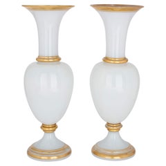 Coppia di grandi vasi antichi in vetro bianco di Baccarat