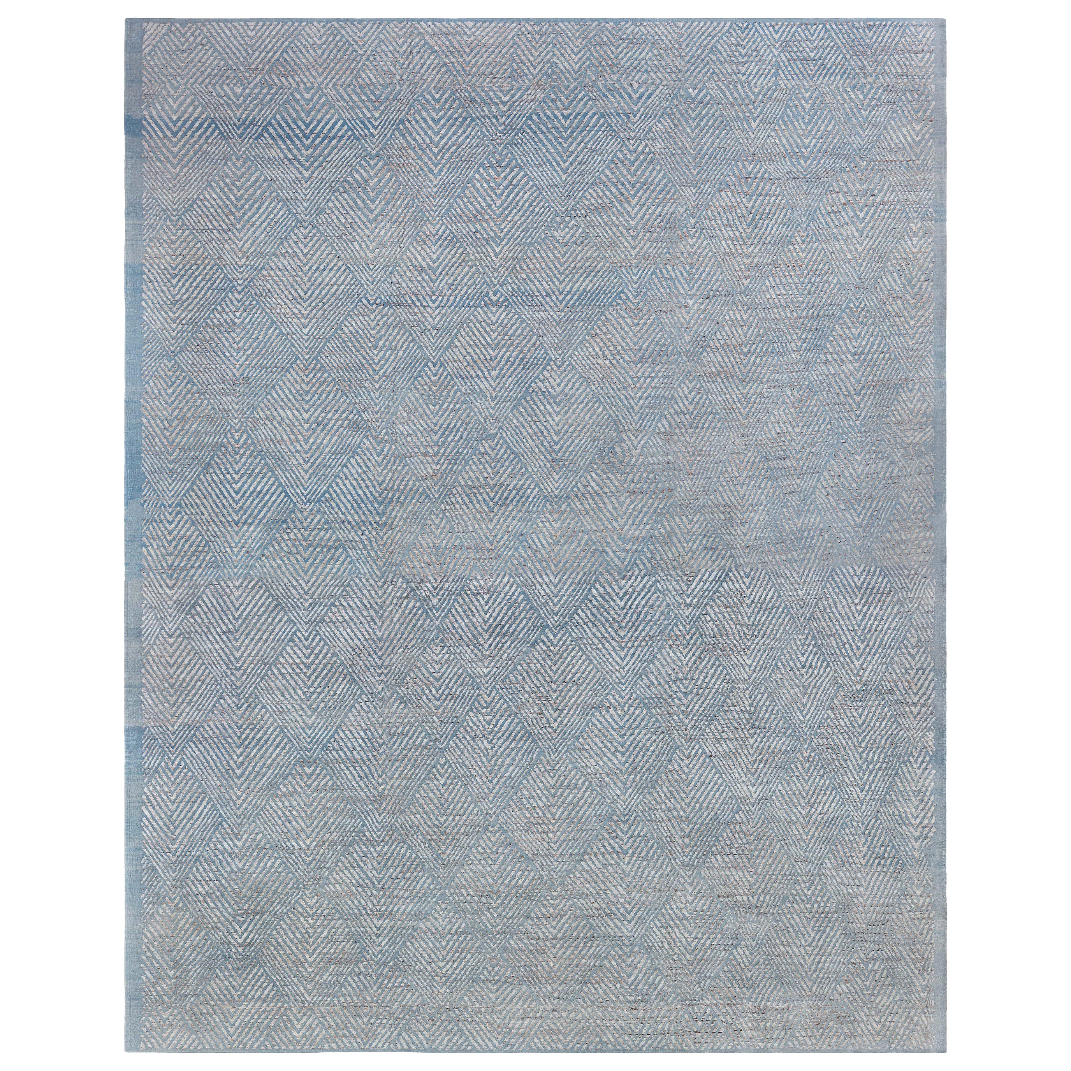 Alfombra contemporánea extragrande texturizada Coníferas verdes by Doris Leslie Blau