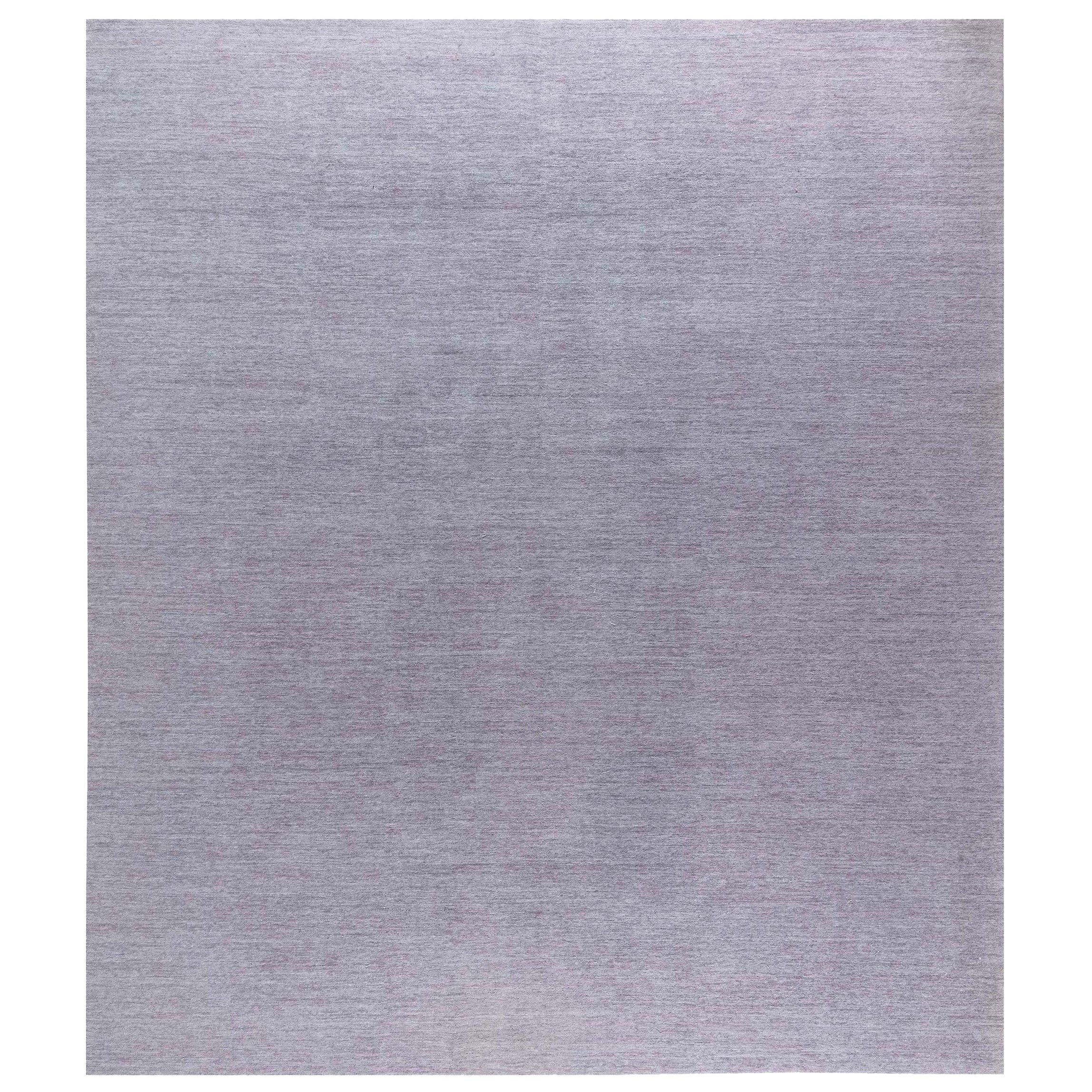 Tappeto contemporaneo di grandi dimensioni color tortora di Doris Leslie Blau
