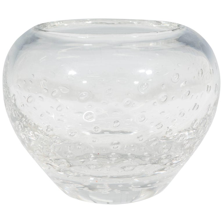 Schwedische Vase aus schwedischem Glas mit kontrollierten Blasen im Angebot  bei 1stDibs