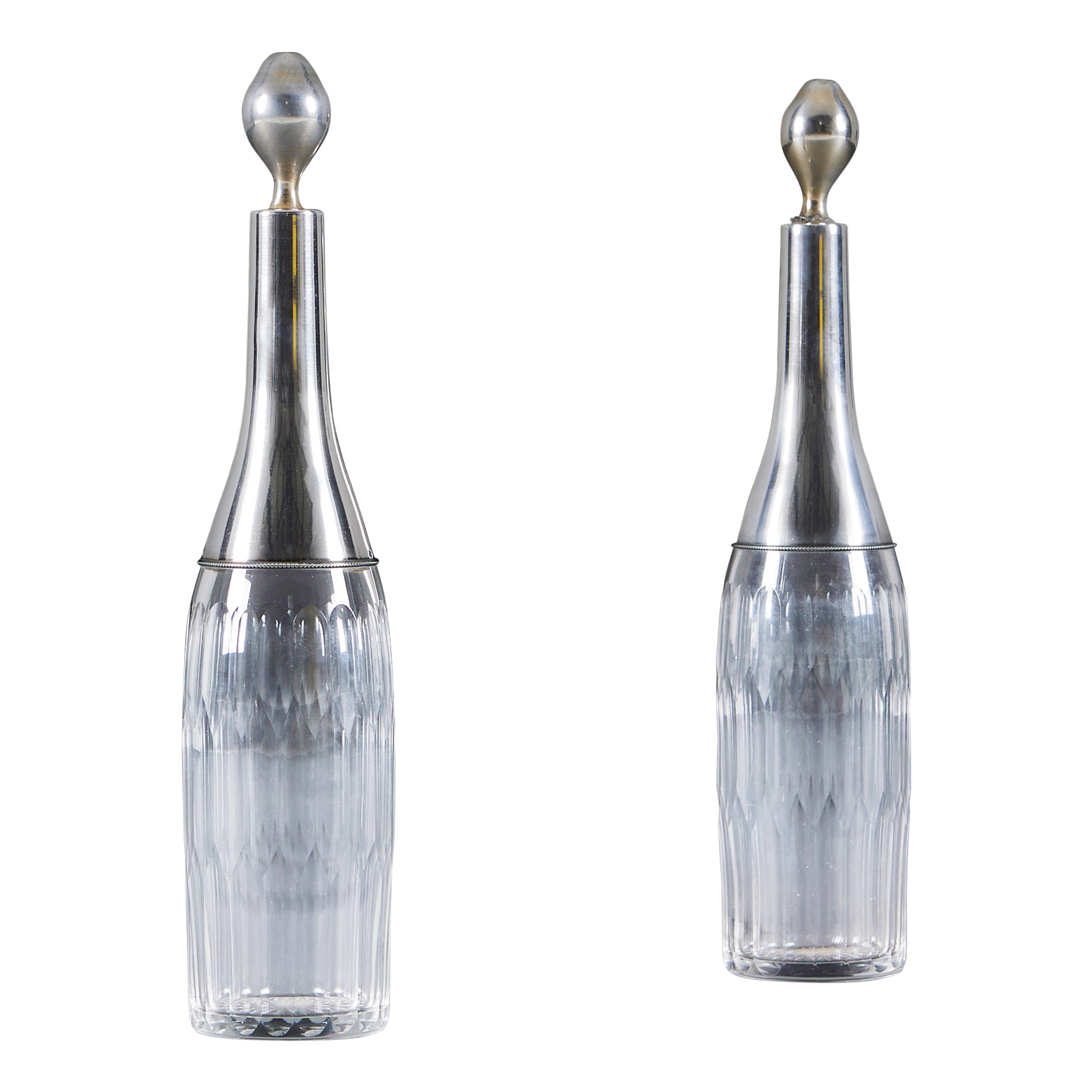 Pareja de decantadores de vino de cristal tallado y plata en venta