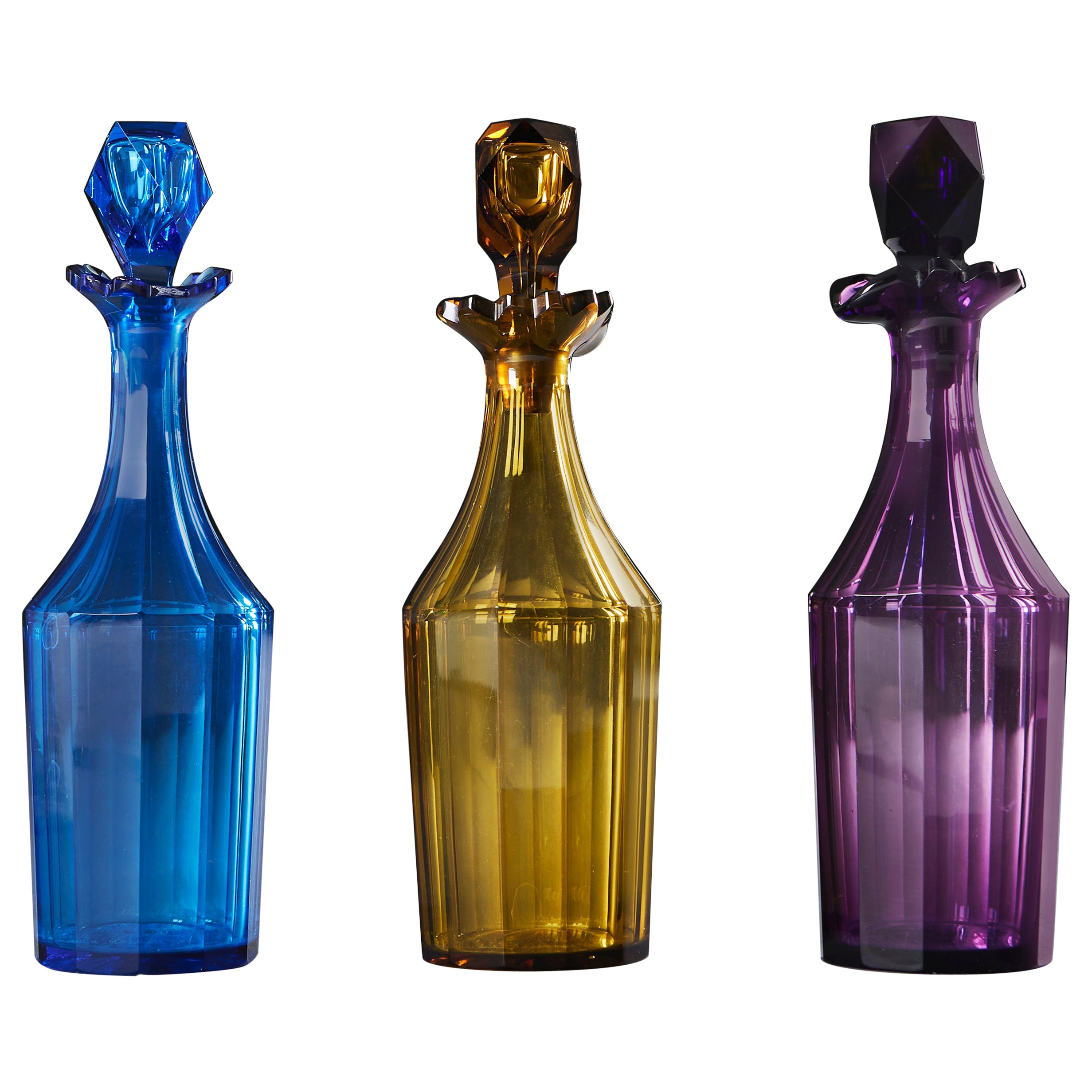 Gruppo di decanter per liquori del XIX secolo, blu, giallo e viola in vendita