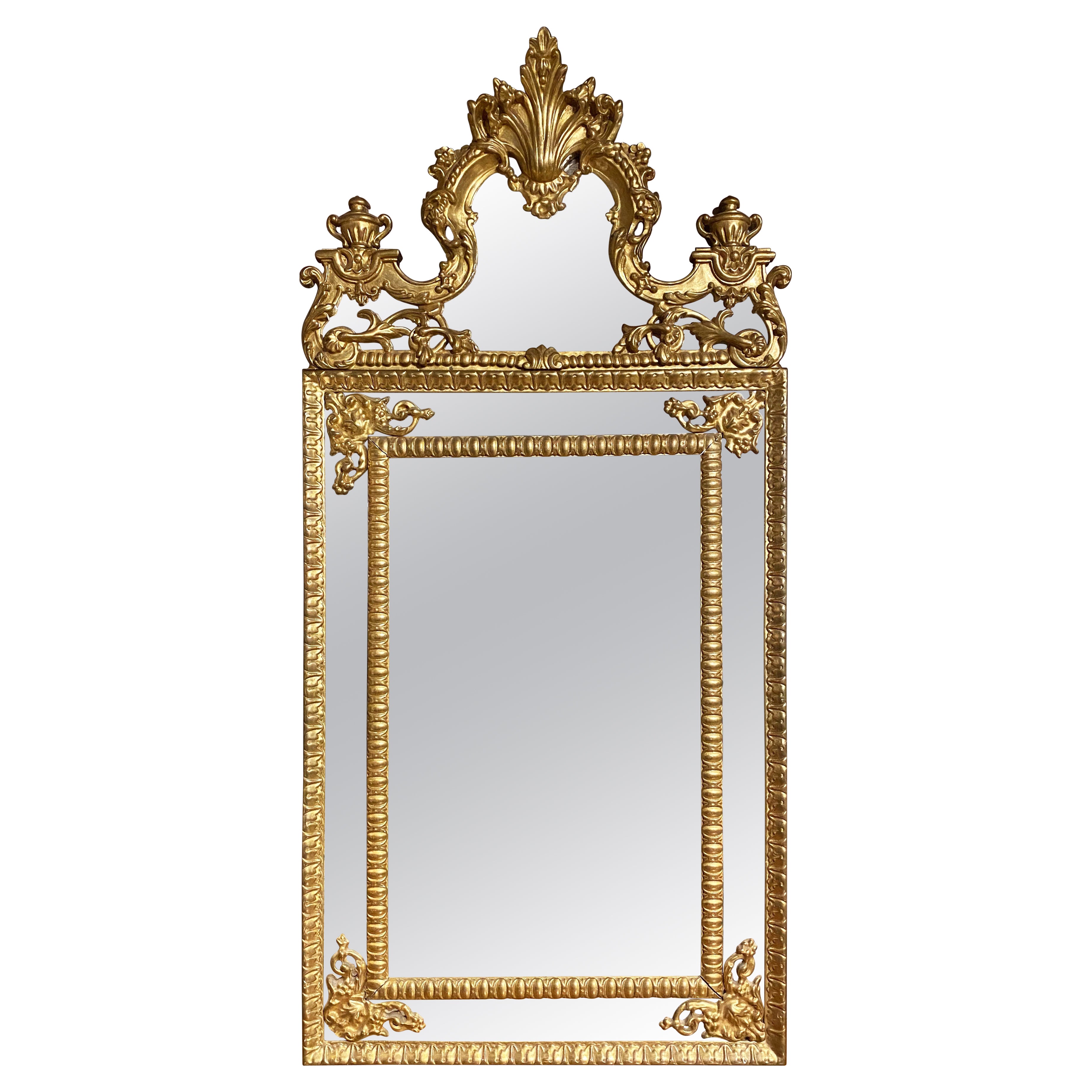 Wandspiegel aus Giltwood im kontinentalen Stil mit Rokoko-Wappen im Angebot