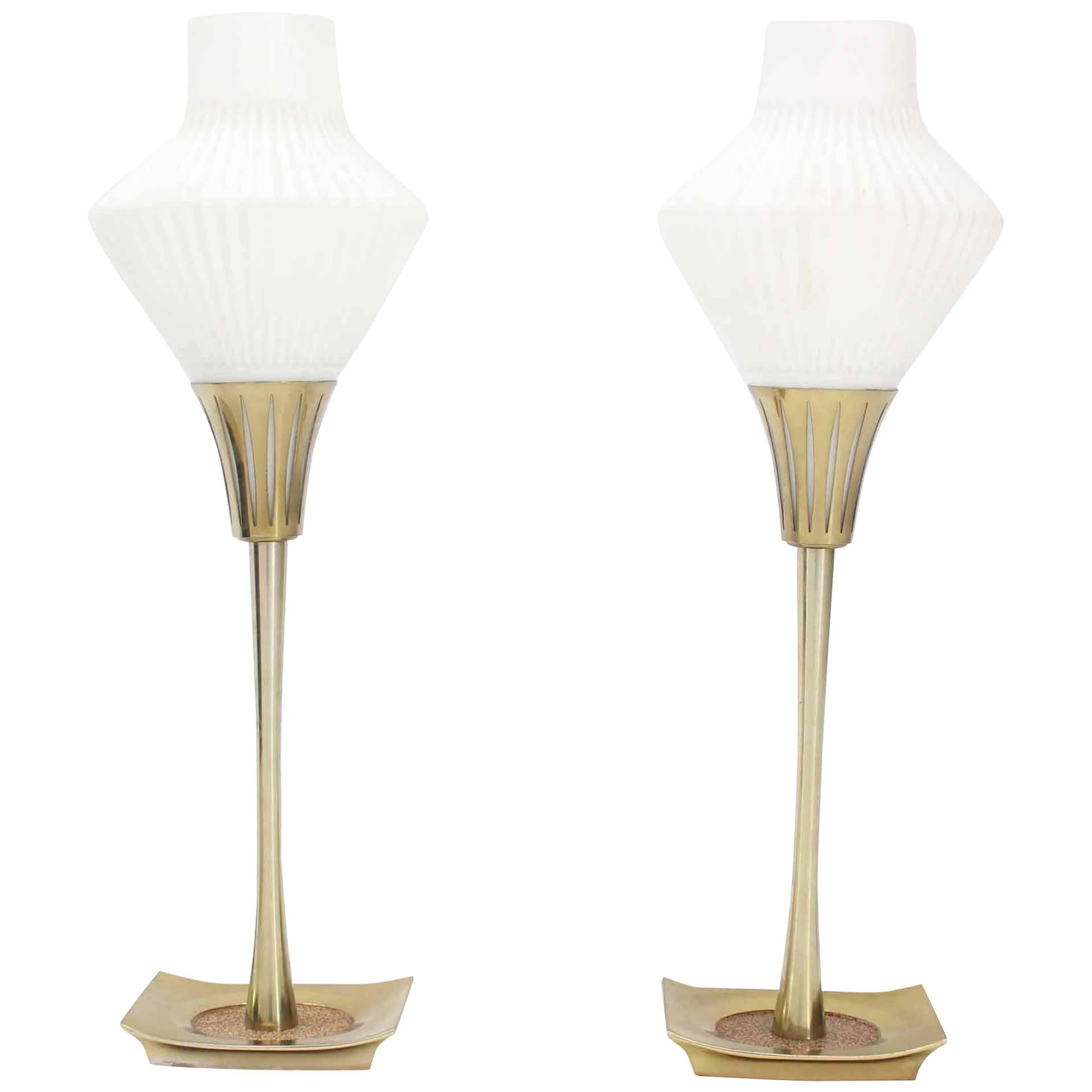 Paar moderne Mid-Century-Tischlampen, Kegel, mattierte Glasschirme 
