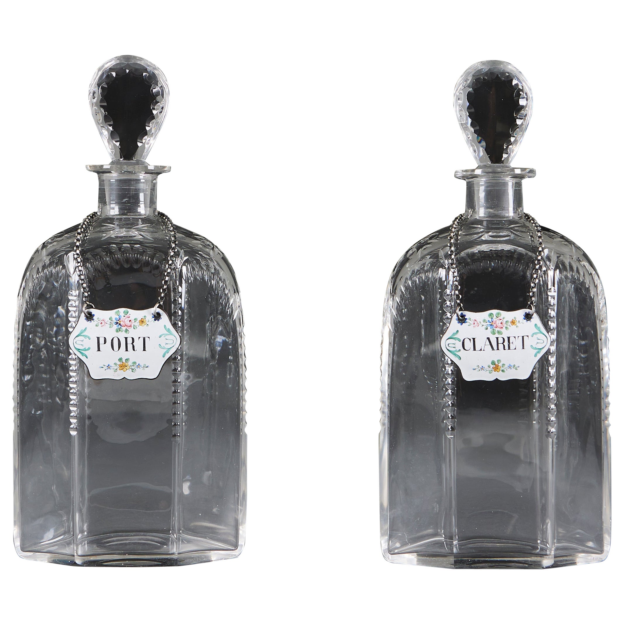 Paire de carafes en verre taillé du 19ème siècle avec étiquettes en émail