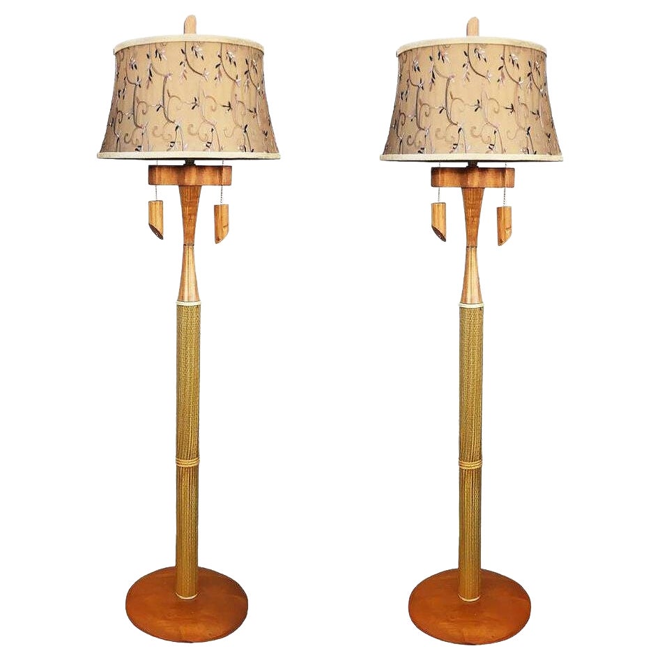 Lampada da terra scultorea in legno di Koa e rattan restaurata con rivestimento in ricamato, coppia in vendita
