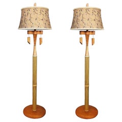 Restaurierte skulpturale Stehlampe aus Koa-Holz und Rattan im hohen Stil mit Ricemat-Wickel, Paar