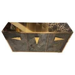 Credenza in vetro dipinta a mano effetto marmorizzato con piano e cornici in ottone, anni '80