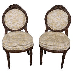 Pareja de soberbios sillones franceses Luis XV de nogal tallado Circa 1920