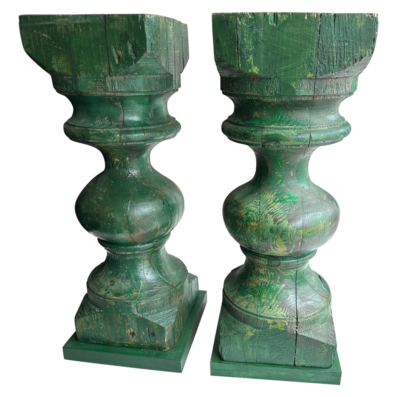 Paire de piédestaux en bois sculpté vieilli vert émeraude, PAIR