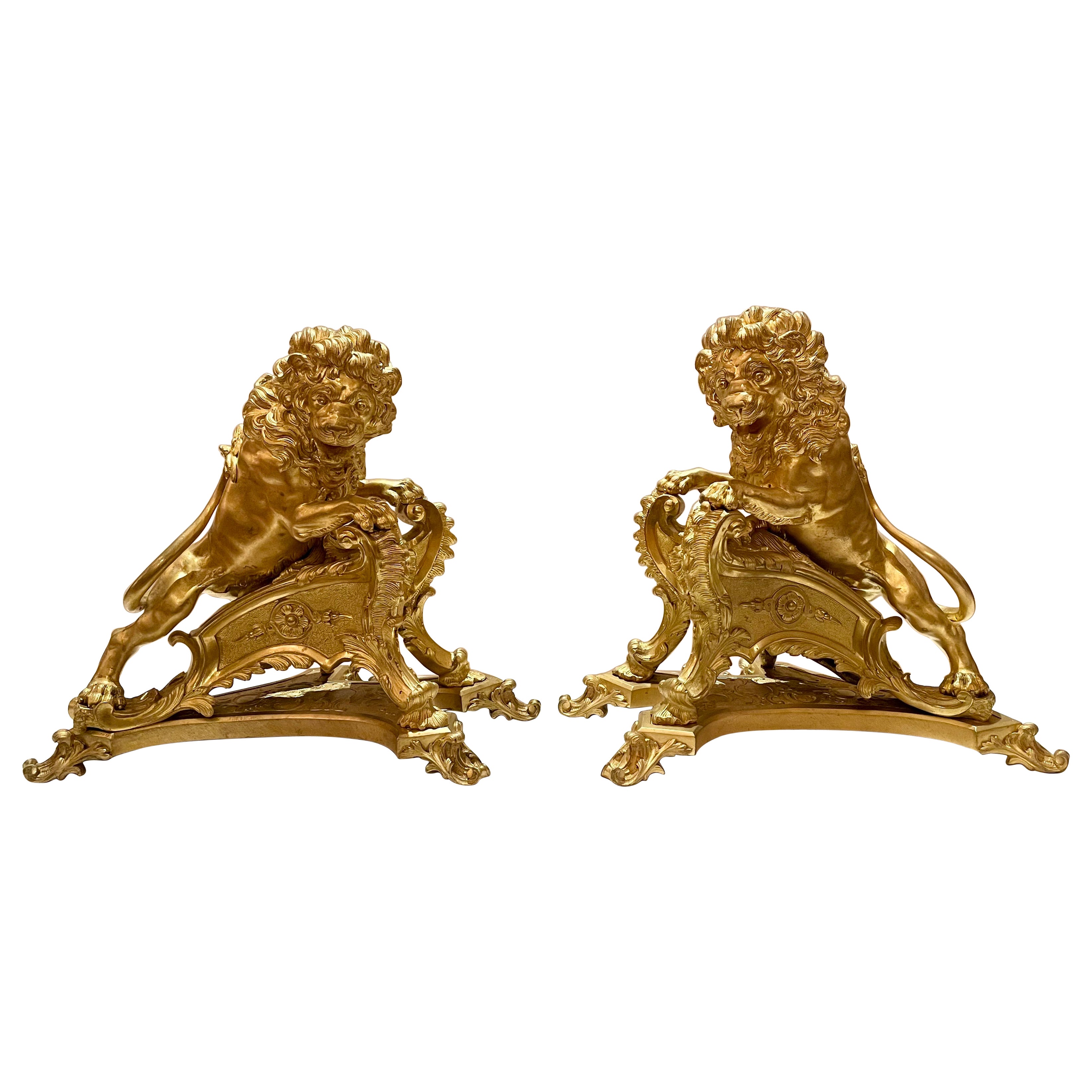 Paar antike französische Goldbronze-Löwen-Feuerböcke mit Löwen, um 1890.