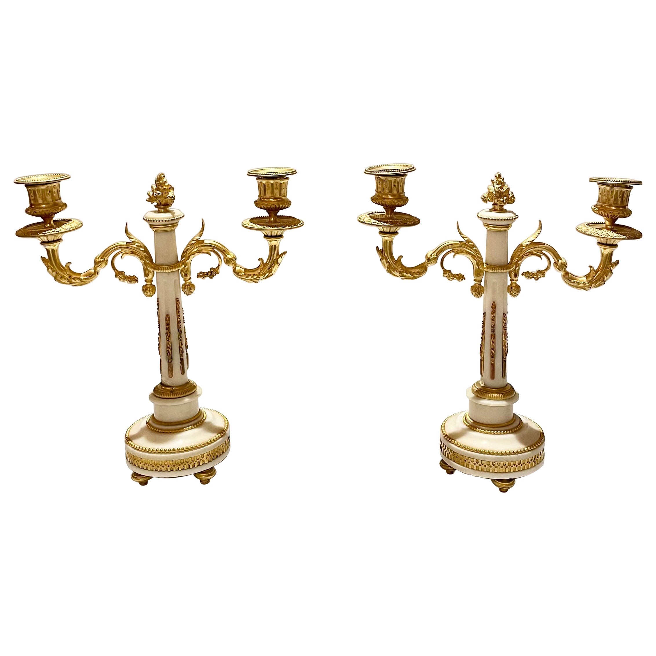 Paire de candélabres français anciens Louis XVI en marbre blanc et bronze doré, vers 1885.