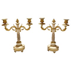 Coppia di candelabri francesi Luigi XVI in marmo bianco e bronzo dorato, circa 1885.