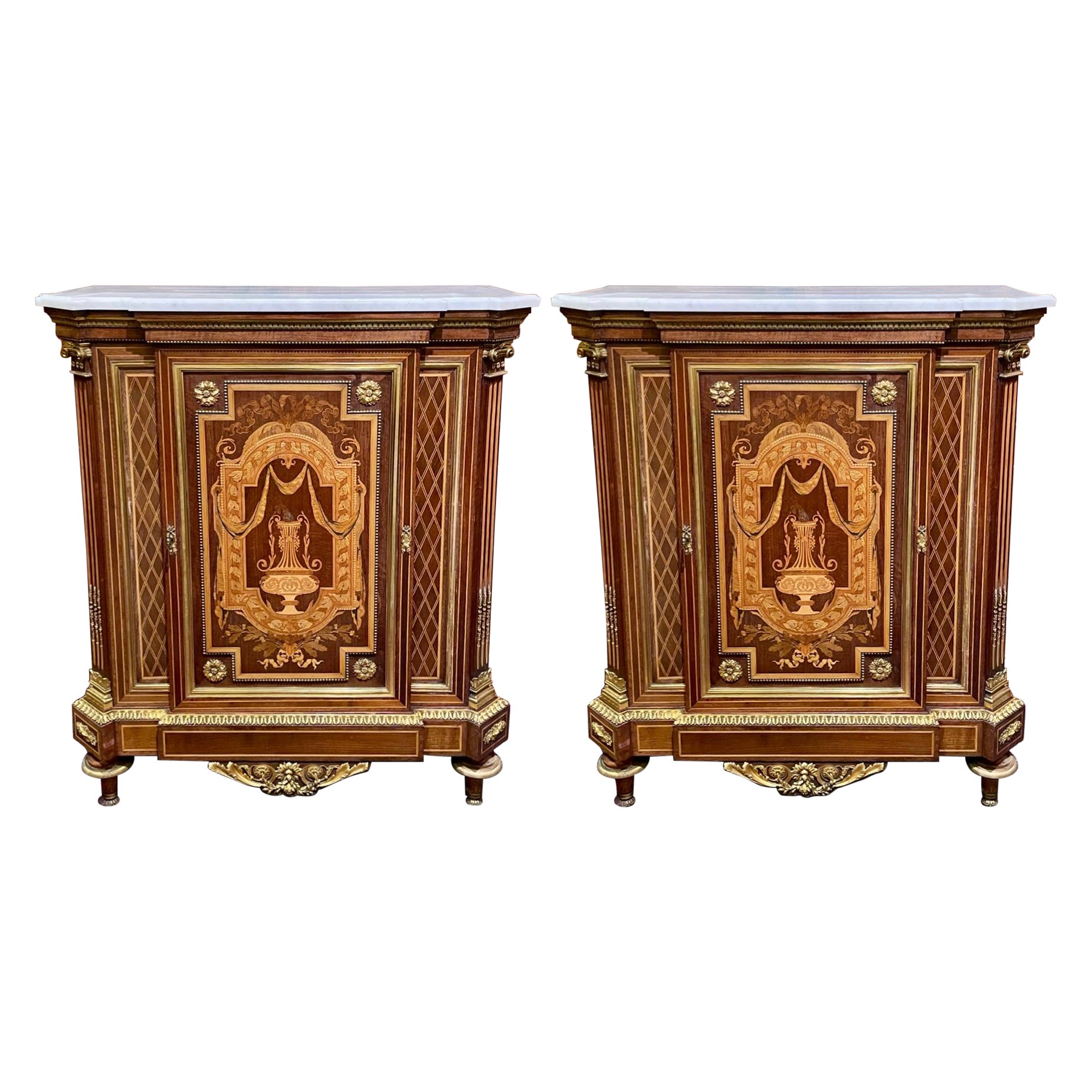 Coppia di armadi francesi con piano in marmo intarsiato e montature in ormolu, CIRCA 1880