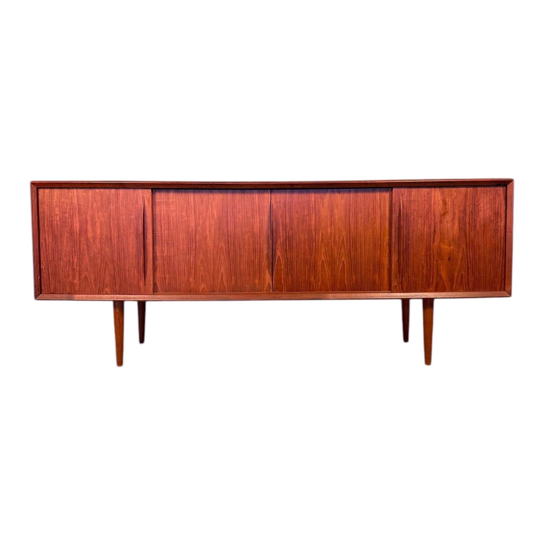 Dänische Teakholz-Credenza aus der Mitte des Jahrhunderts von H.P. Hansen im Angebot