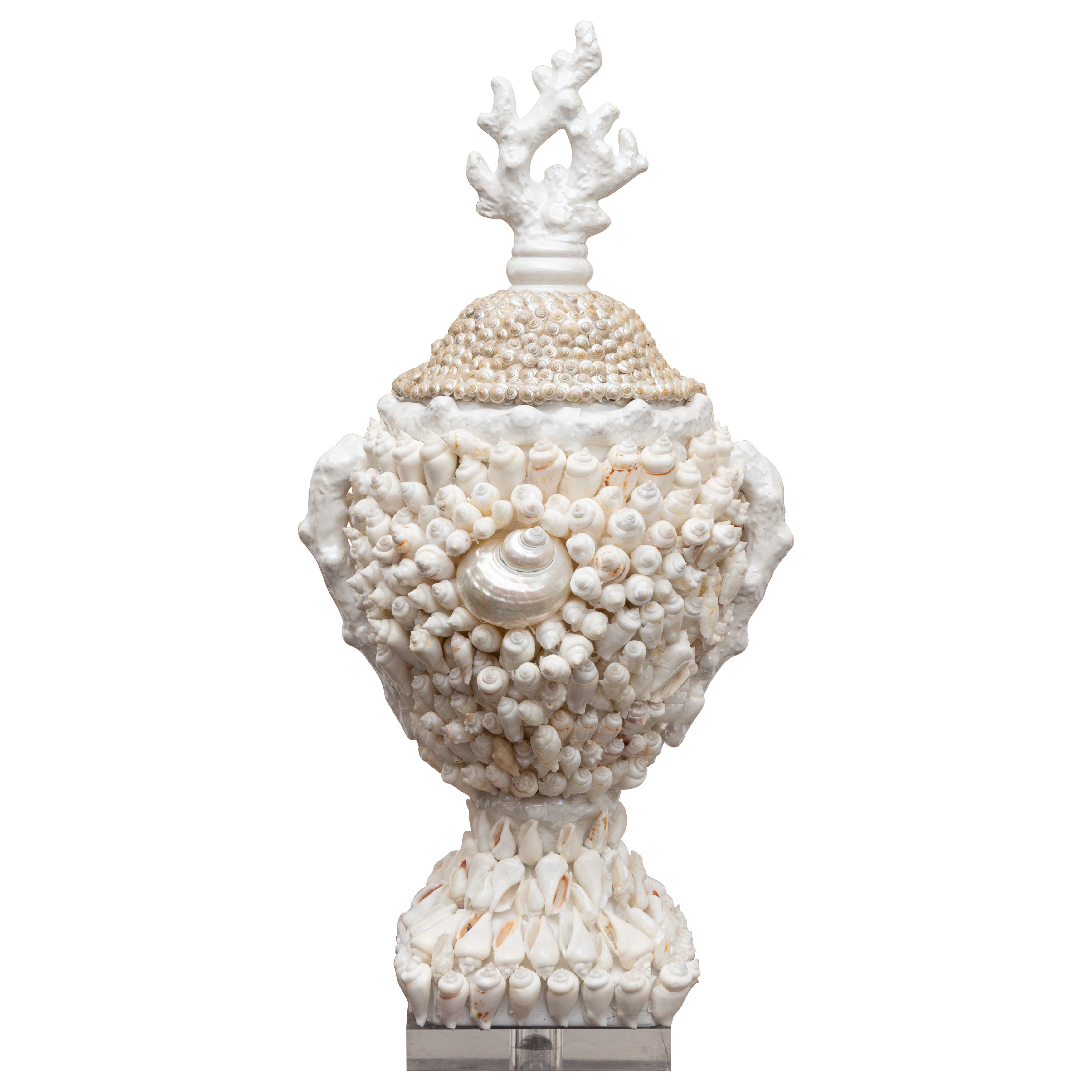 Paire d'urnes à couvercle en porcelaine incrustées de coquillages du 20ème siècle