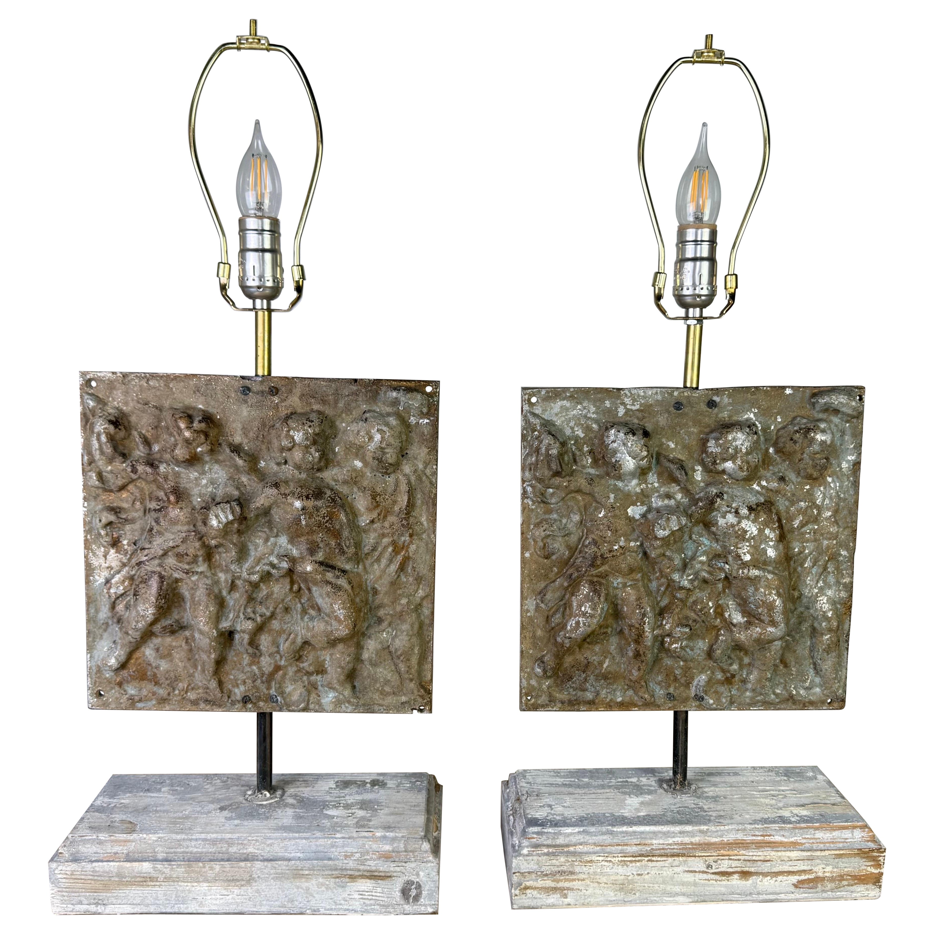 Paar italienische Metallguss-Figurenlampen im Angebot