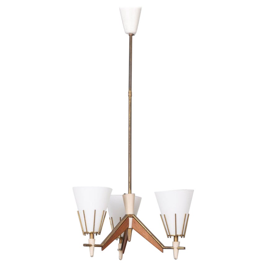 1950er vintage Kronleuchter aus Messing, Holz und Opalglas Italienisches Design im Angebot