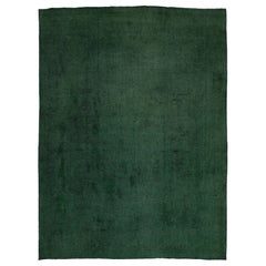 Überzogener persischer grüner Wollteppich im Vintage-Stil mit Allover-Design