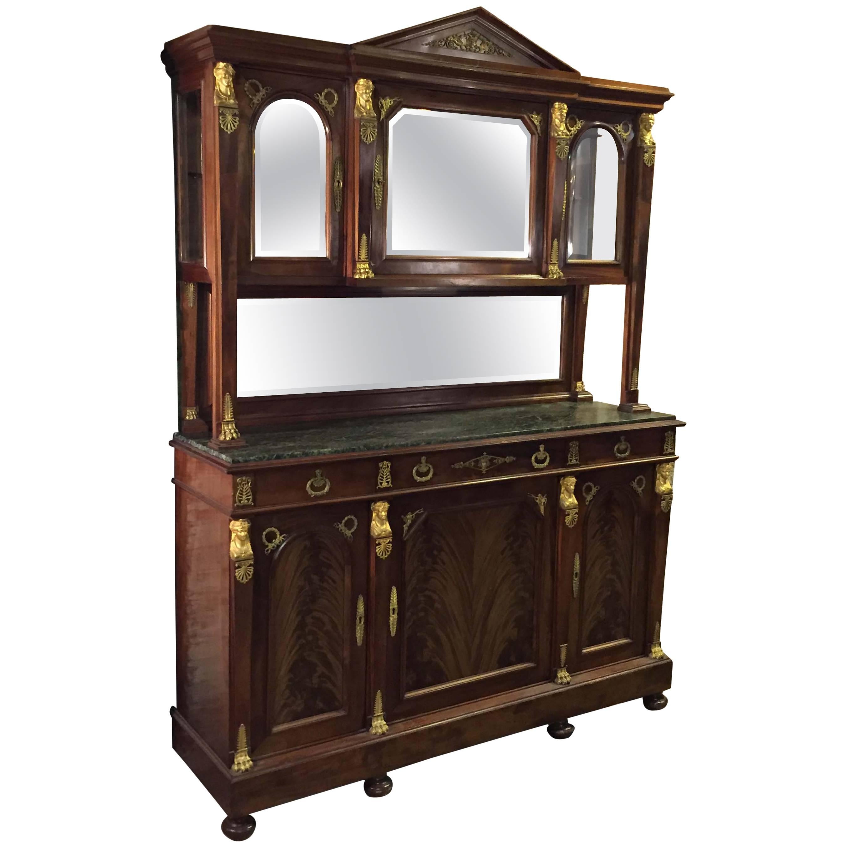 Meuble de rangement français ancien de deux pièces avec plateau en marbre et ornementation en bronze doré de style Empire en vente