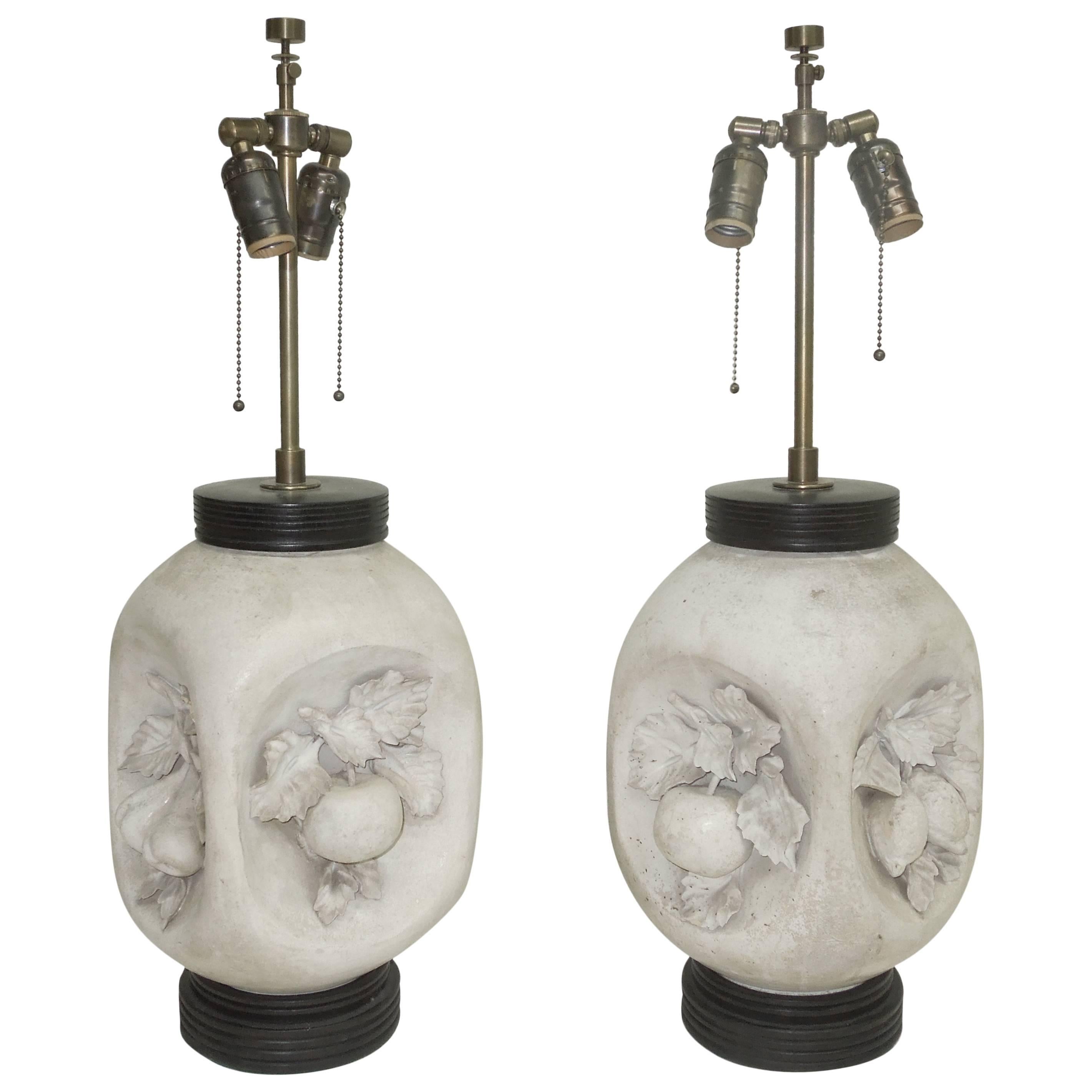 Lampes à fruits en poterie bisque mate faites par un artiste italien de la modernité du milieu du siècle dernier en vente 1
