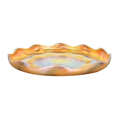 Plato de vidrio artístico iridiscente Favrile de Louis Comfort Tiffany con borde festoneado