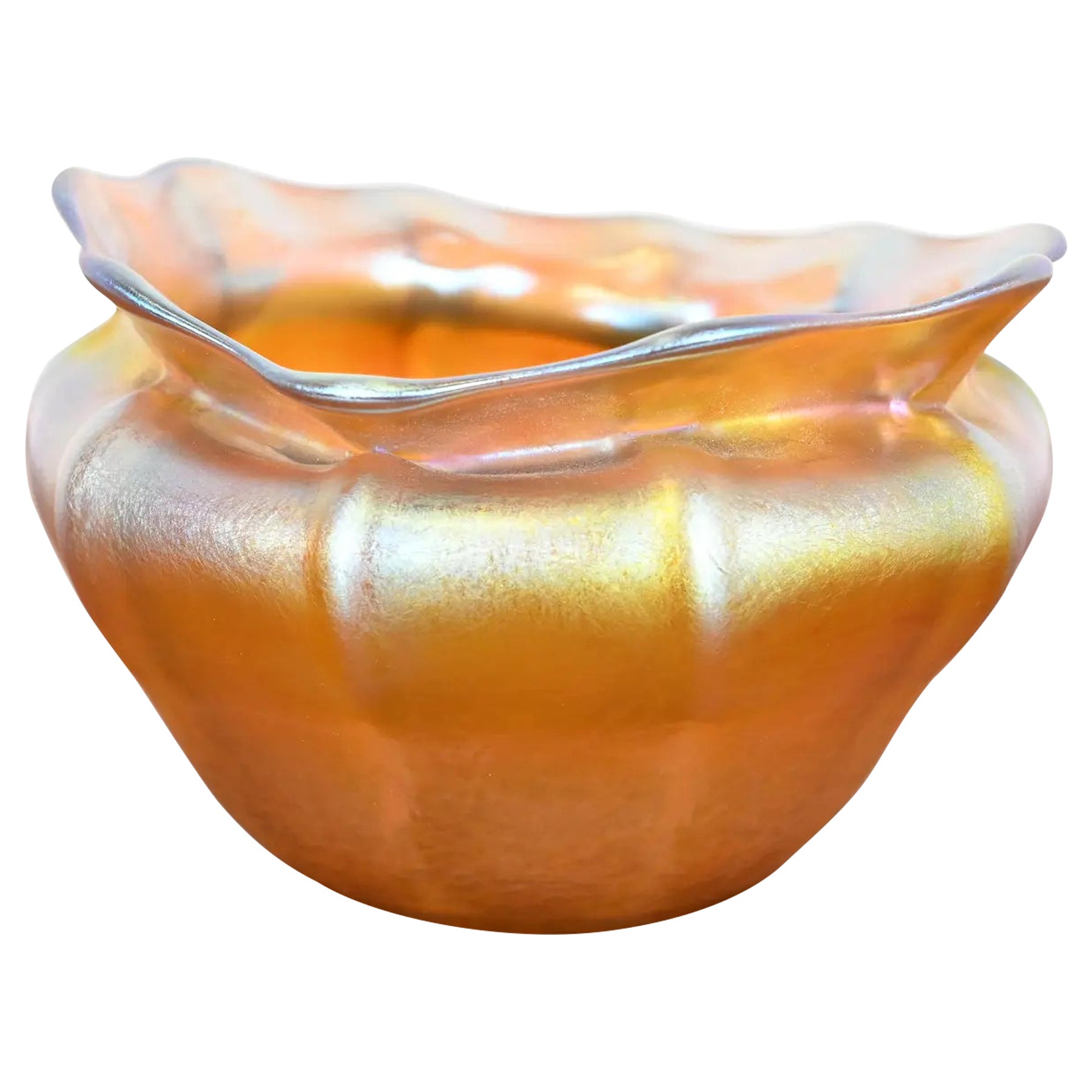 Louis Comfort Tiffany Favrile Iridescent Art Glass Bowl With Scalloped Edge (bol en verre d'art irisé à bord festonné)