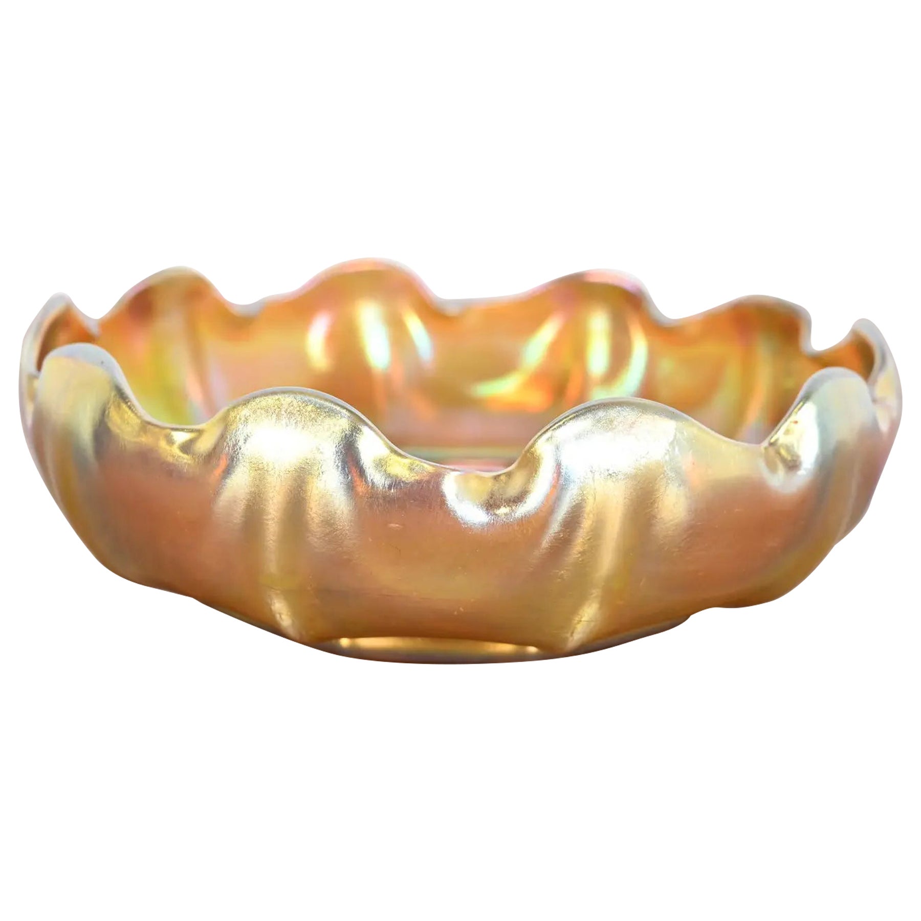 Louis Comfort Tiffany Favrile Iridescent Art Glass Scalloped Bowl (bol festonné en verre d'art irisé)