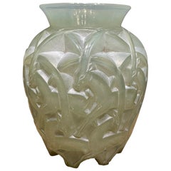 Vase en verre Artful Green et opalescent de R.Lalique.