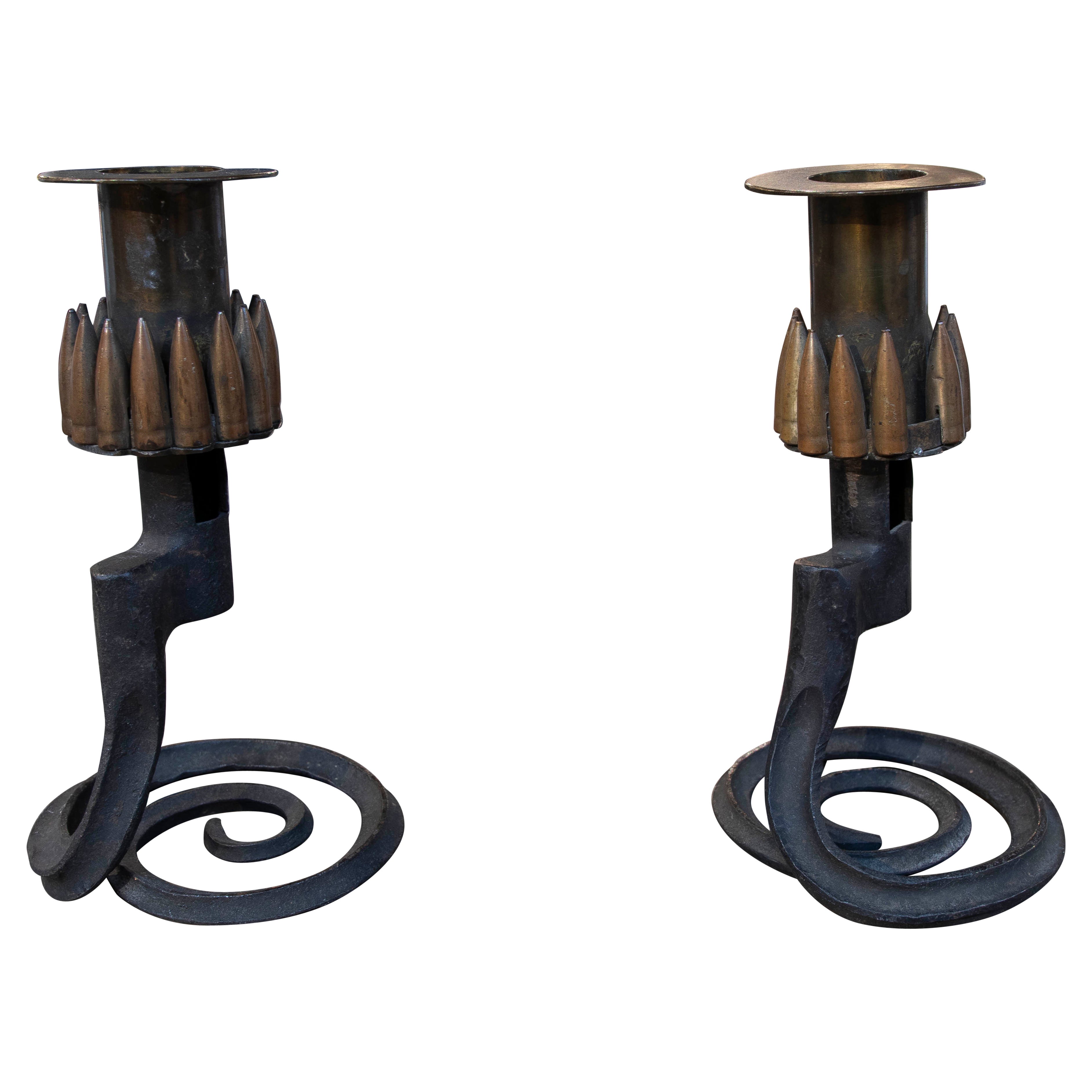 Coppia di candelabri rustici degli anni '70 con dettagli di munizioni riciclate
