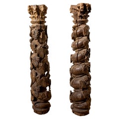 18ème Paire de colonnes en bois sculpté avec motifs de fruits
