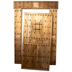 Puerta Rústica Española de los 70 de Madera Maciza con Clavos Decorativos