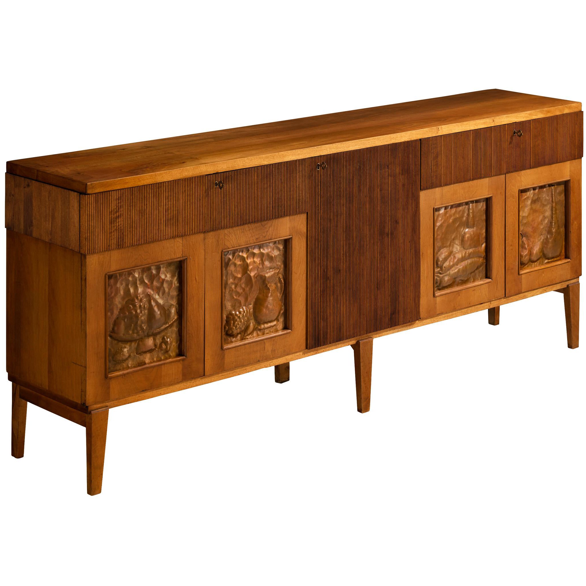 Buffet italien des années 1940 en noyer avec sculptures Grissinato et reliefs en cuivre