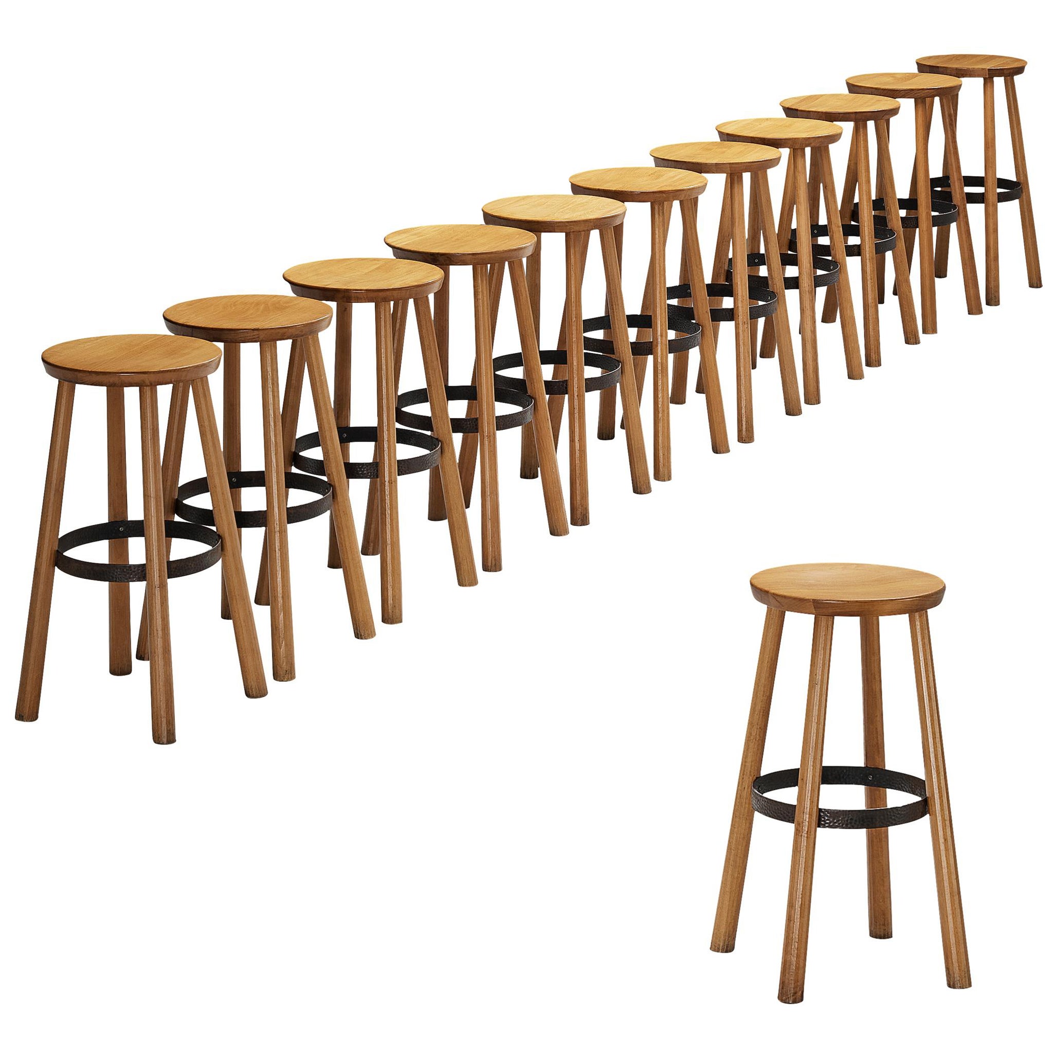 1960er Jahre Barhocker aus blondem Holz und gehämmertem Eisen im Angebot