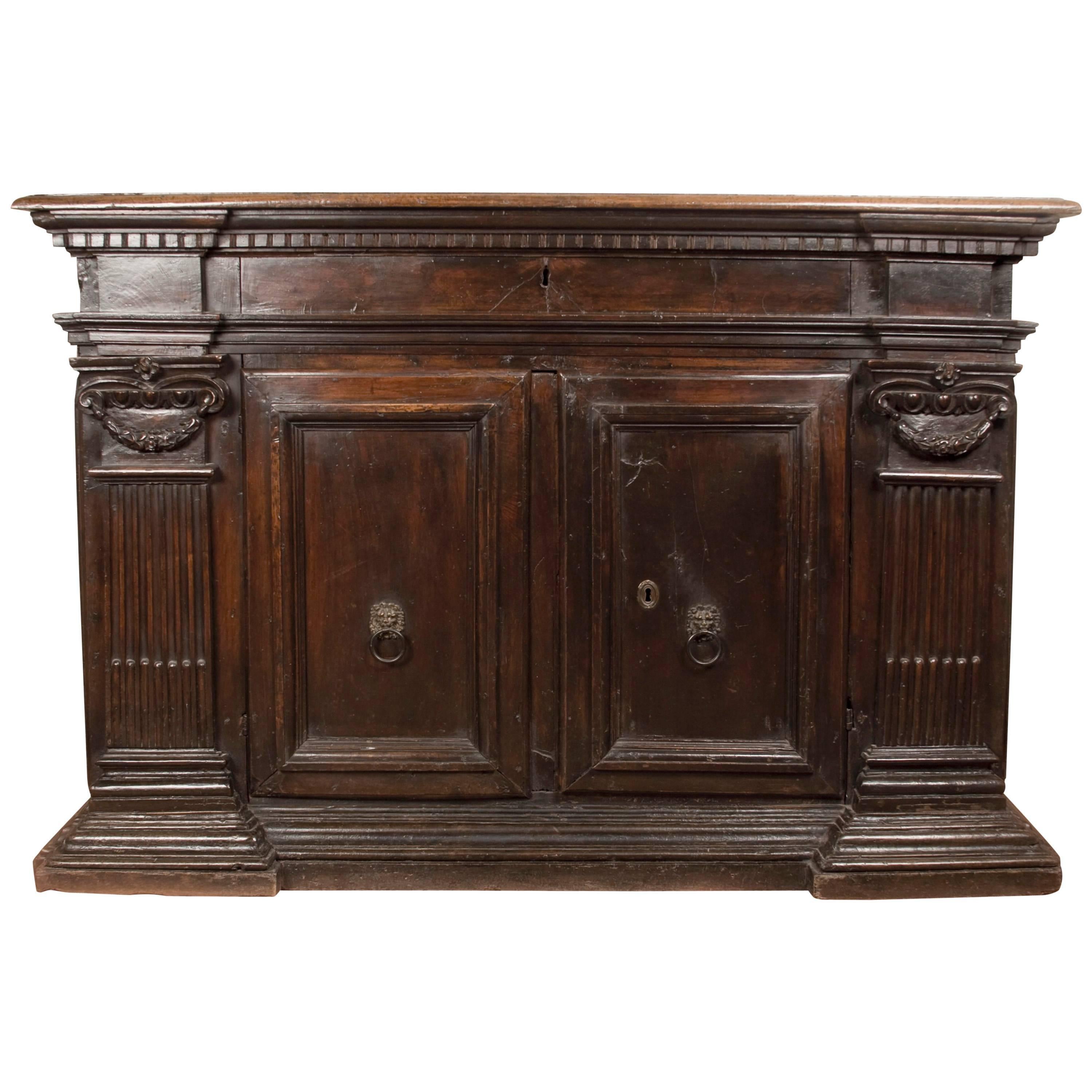 Crédence/armoire italienne du début du XVIIe siècle en noyer