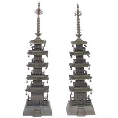 Paire de grandes Pagodas vintage en fonte à belle patine