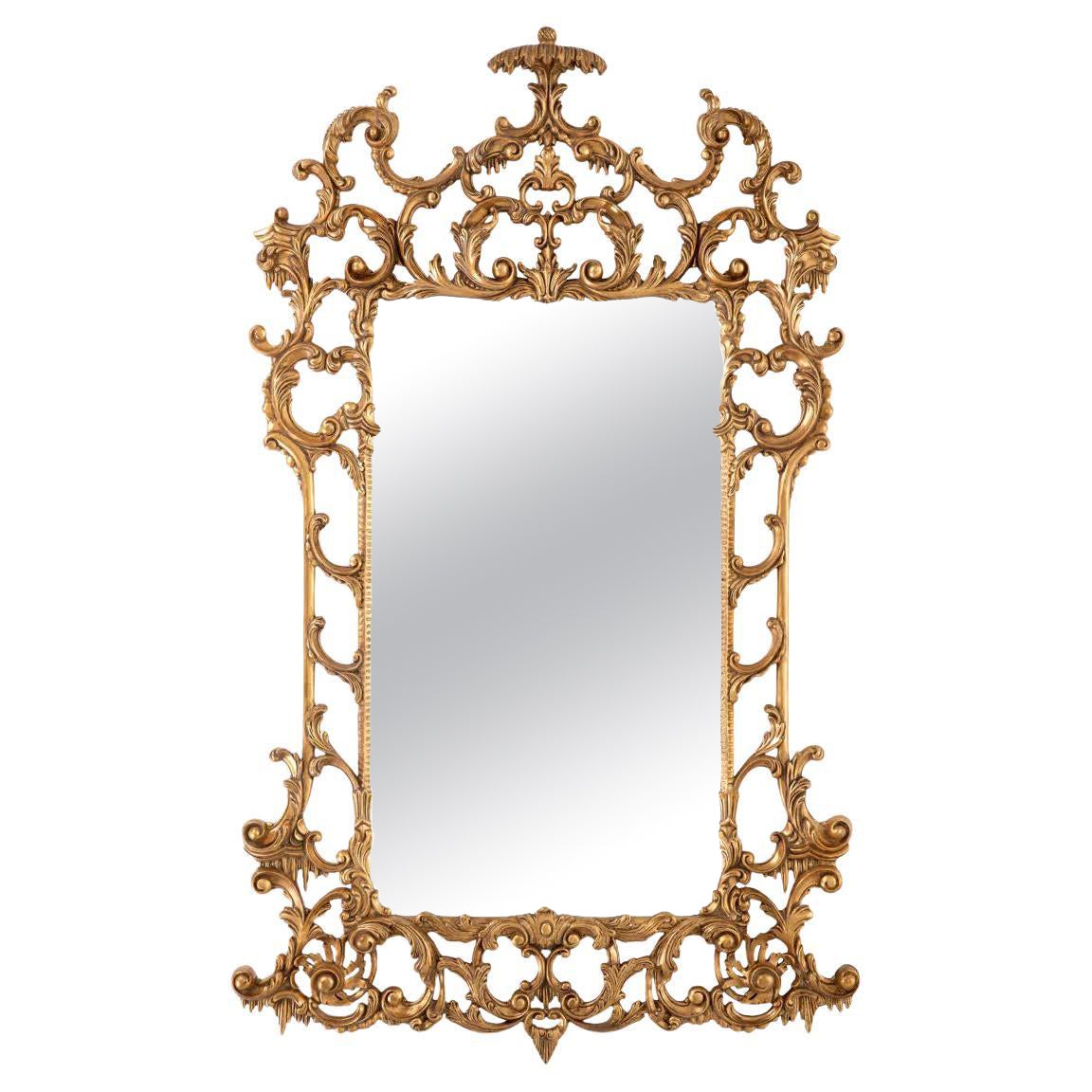 Grand miroir de style rococo en bois sculpté et doré, 20e siècle.