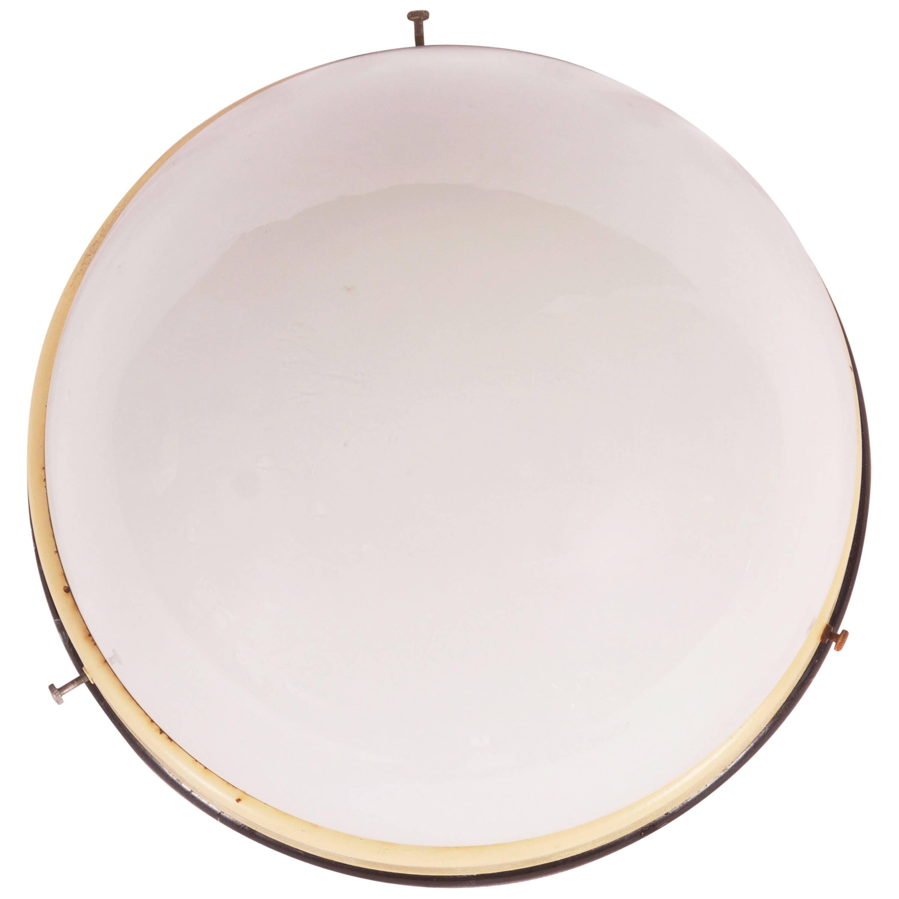 Lámpara industrial de pared o techo de baquelita Bauhaus de los años 40 en venta