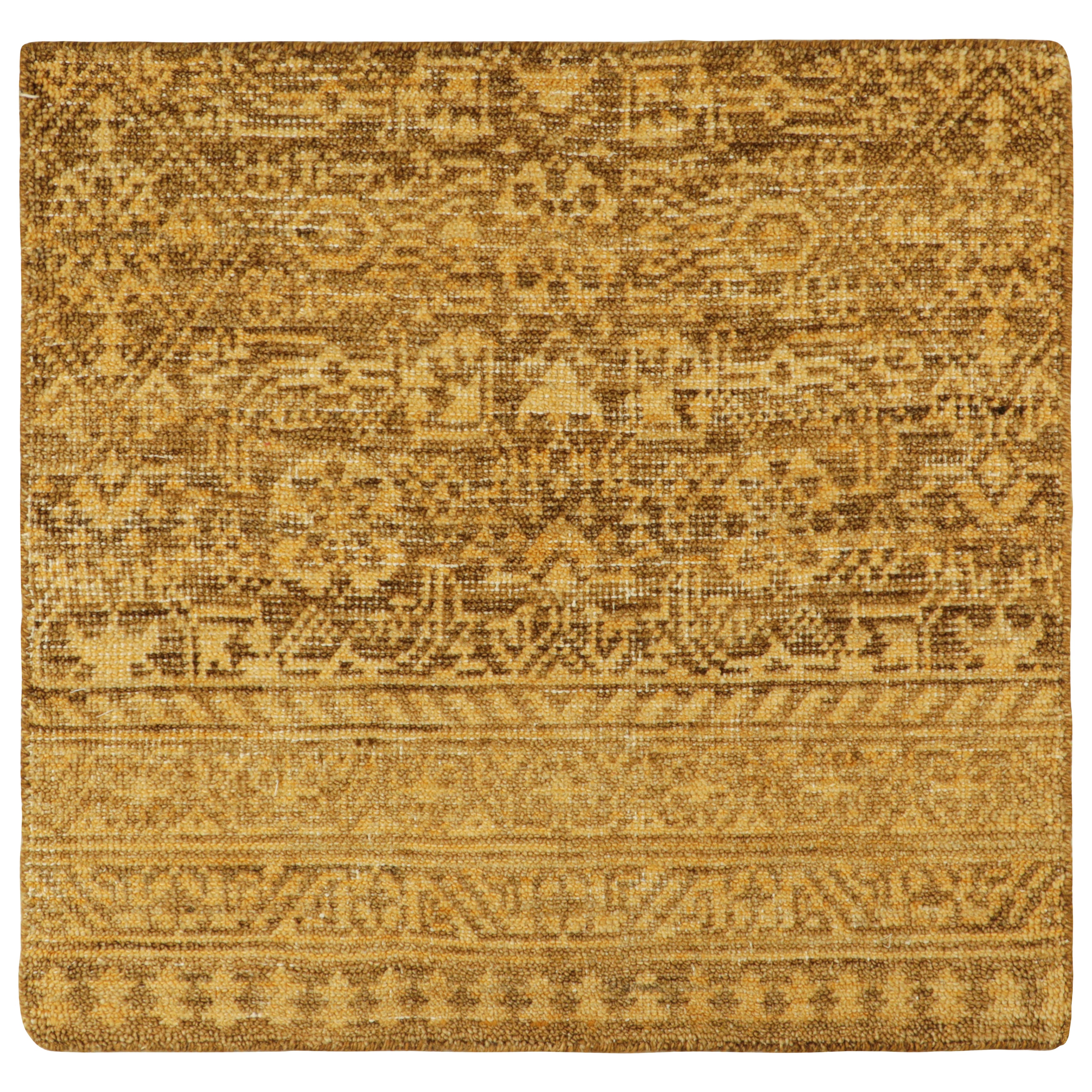 Échantillon de tapis personnalisé de Rug & Kilim, or avec motifs géométriques beige-brun