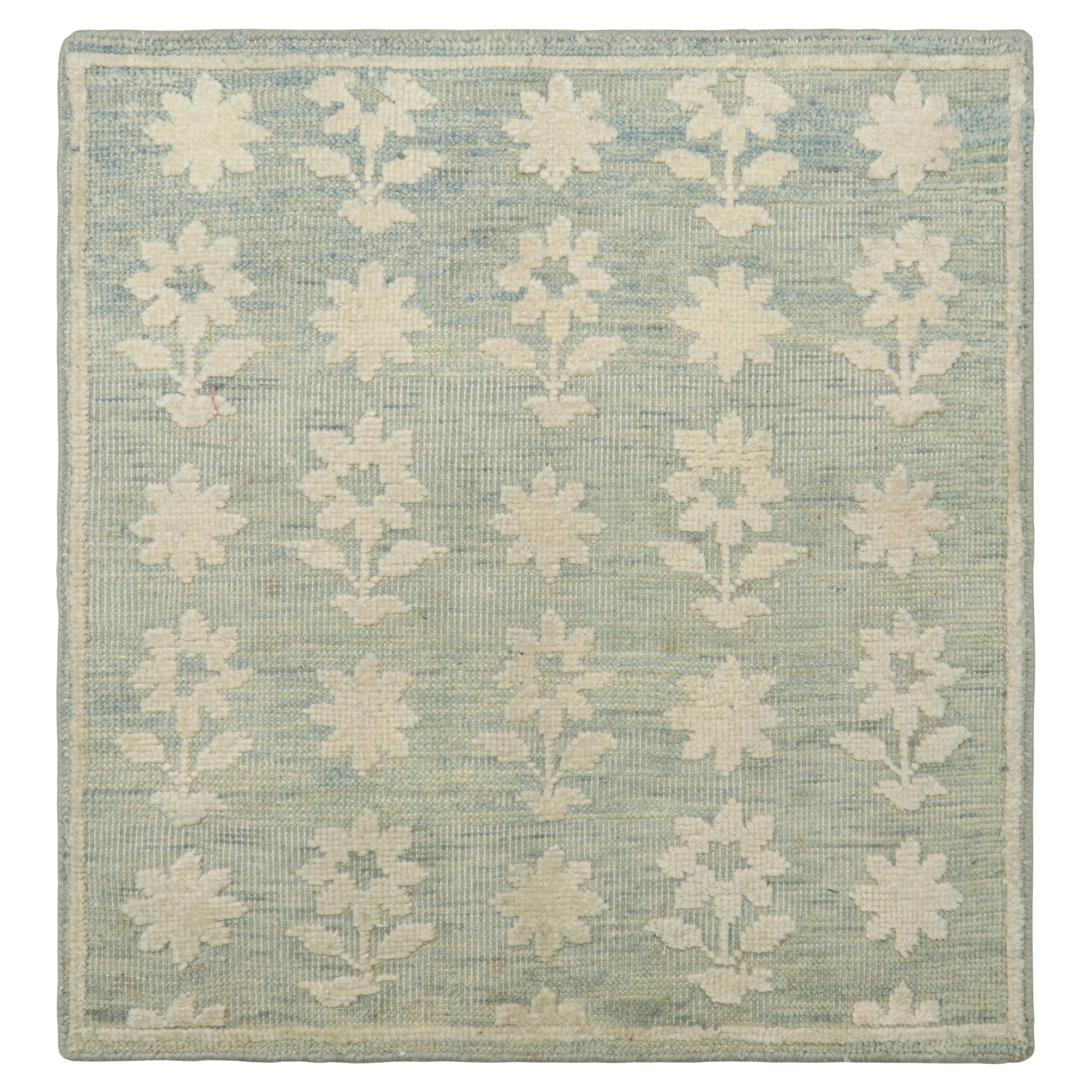 Muestra de alfombra personalizada Rug & Kilim's Block Print, Azul con motivos florales crema