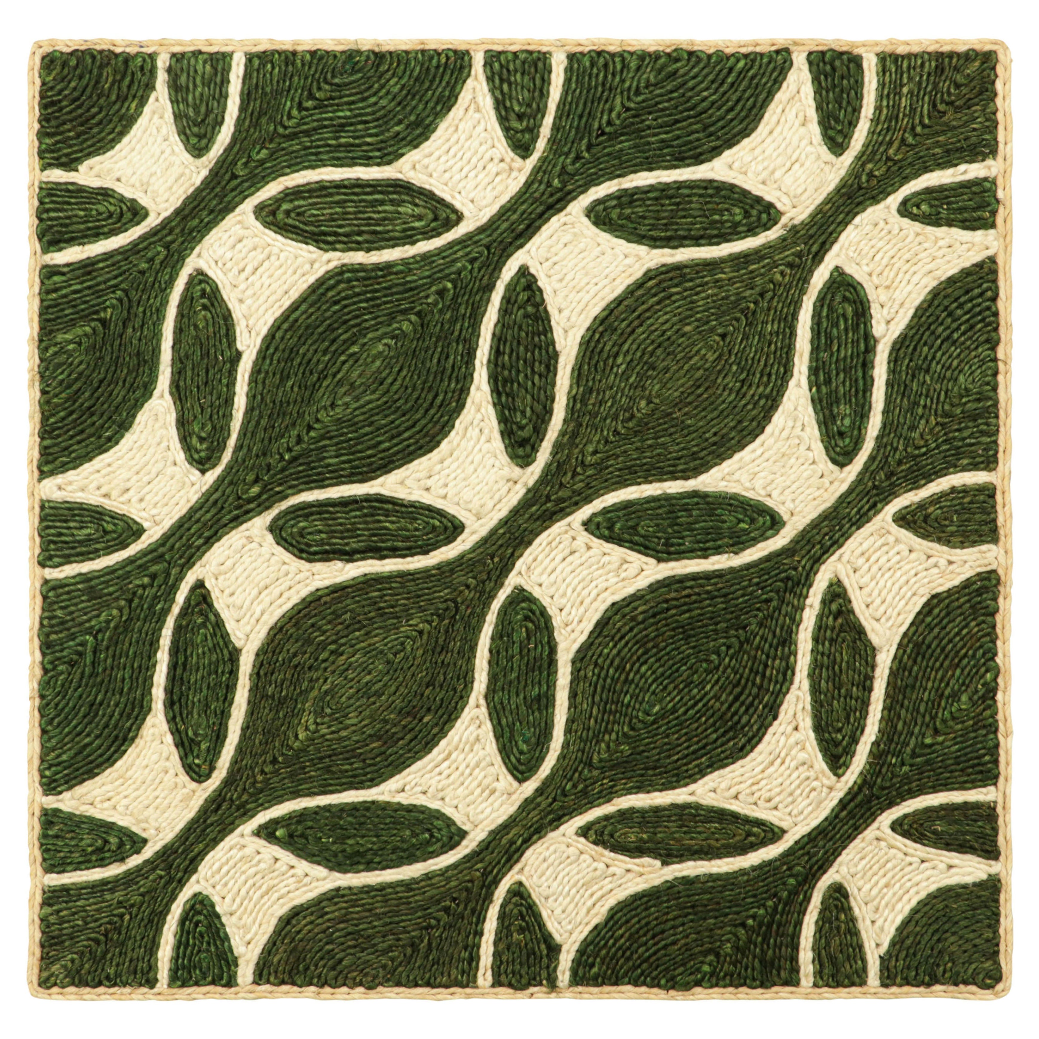 Muestra de alfombra personalizada Rug & Kilim's Abaca, verde bosque con motivos marfil en venta