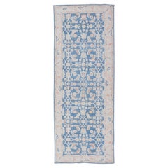 Tapis de la galerie Oushak avec motifs bleus, corail doux et ivoire 4'2 x 12'0