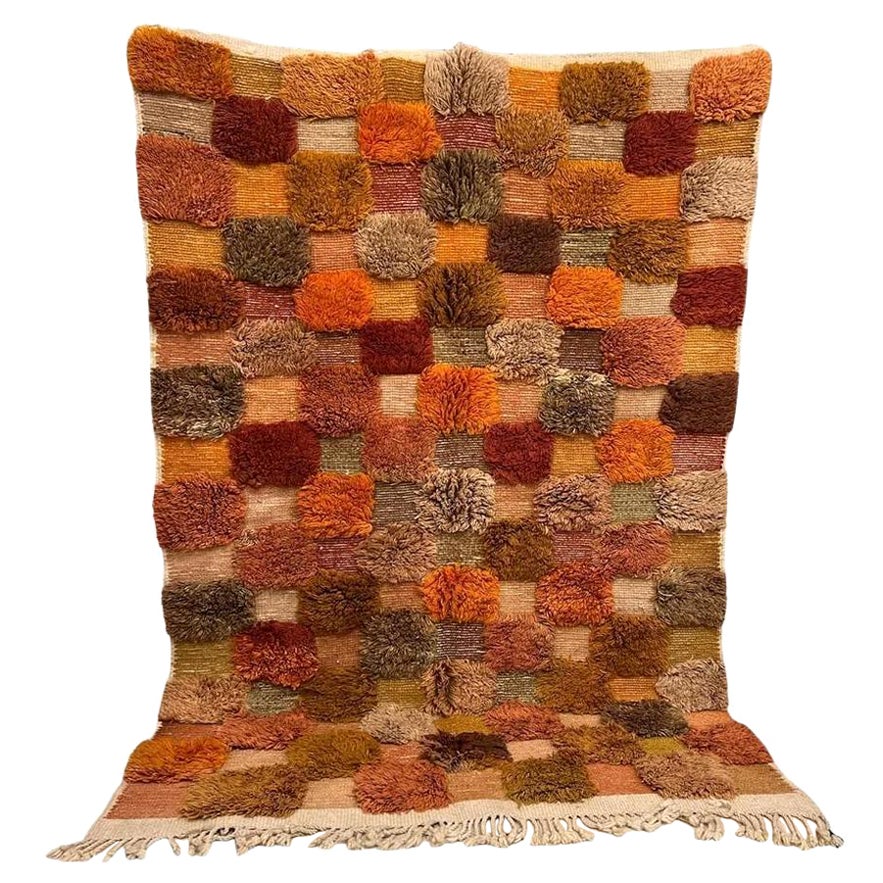 Moderner neutral-marokkanischer Beni M'Rirt-Teppich aus Wolle mit strukturiertem kariertem, kariertem Design