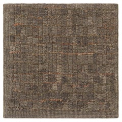 Rug & Kilim propone un campione di tappeto moderno a trama piatta nei toni del marrone e del grigio.