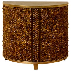 Mueble "Media Luna" de cristal de roca ámbar de Studio Glustin