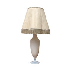 Lampe de table en verre opalin française du milieu du siècle, Sèvres, années 1960