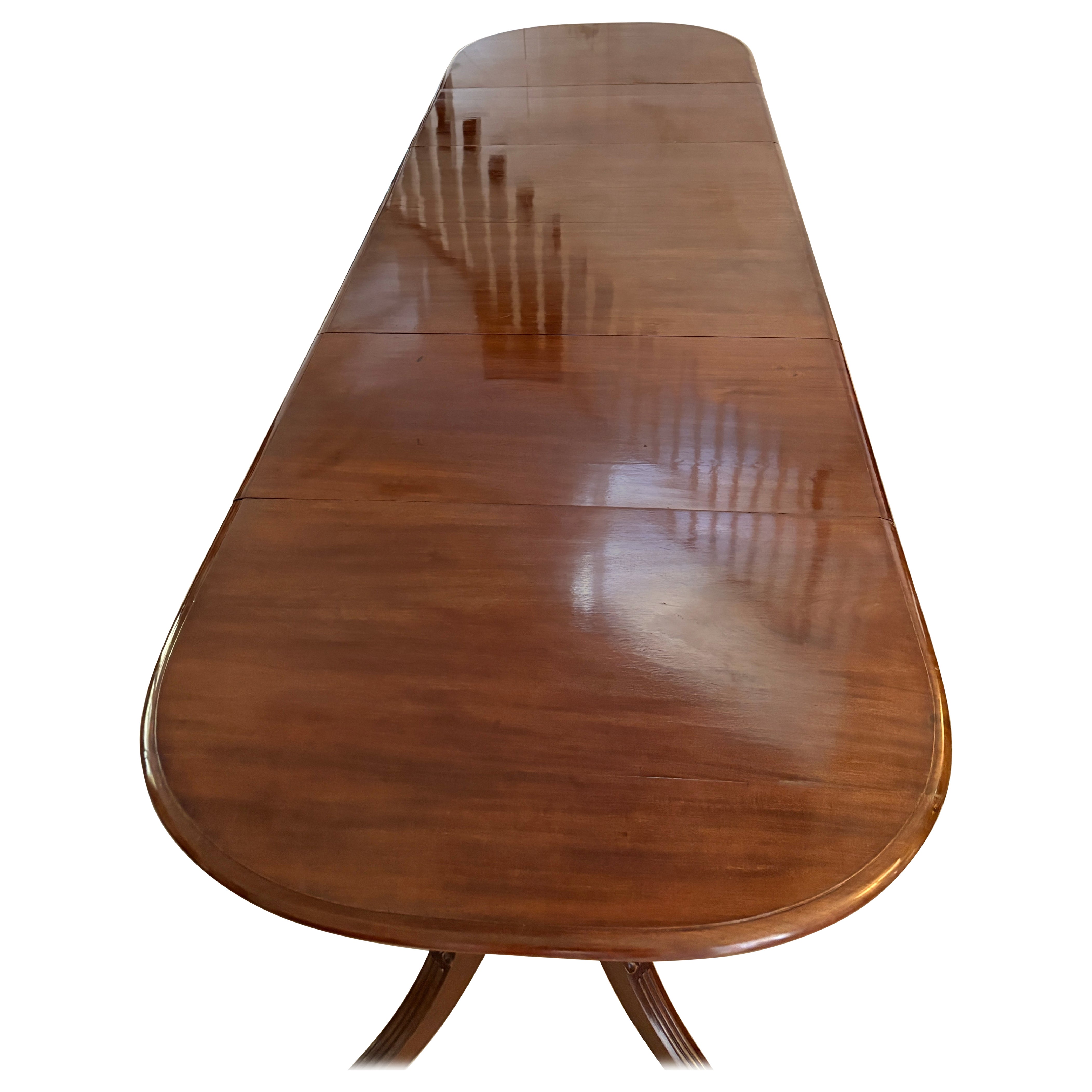 Magnífica Mesa de Comedor Antigua de Caoba Figurada de 16 Plazas y 3 Pilares