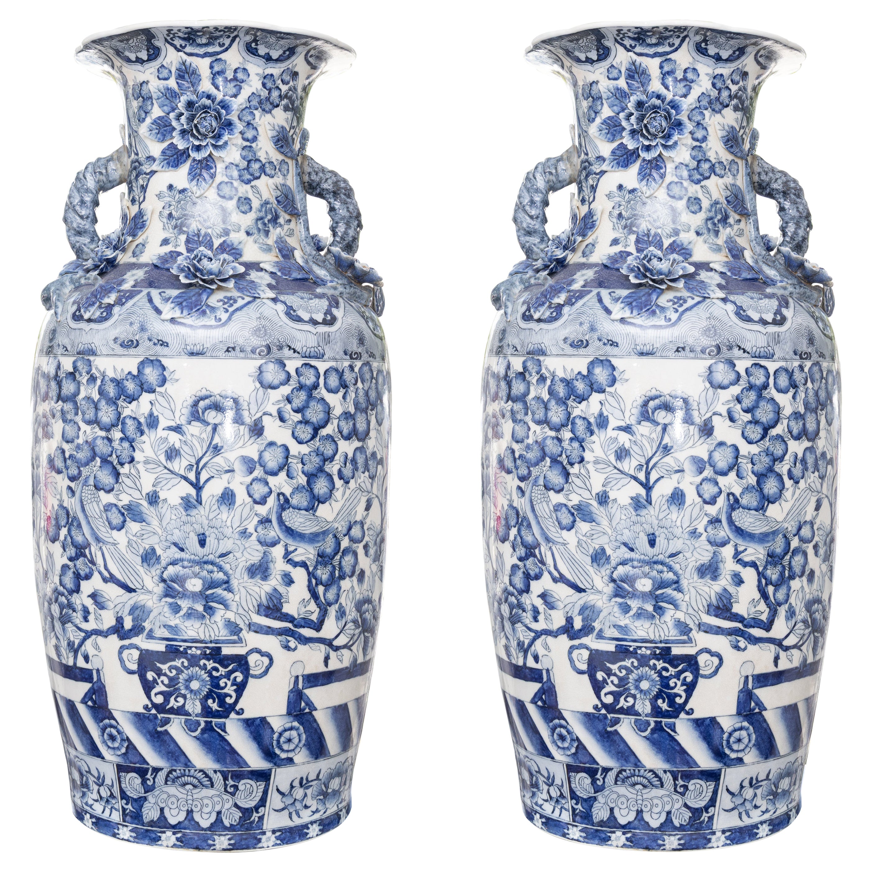 Coppia di urne cinesi d'epoca blu e bianche in stile palazzo in vendita