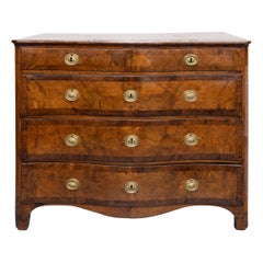 George III Nussbaum Serpentine Kommode aus dem 18. Jahrhundert