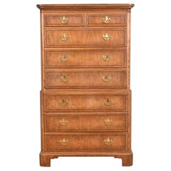 Baker Furniture Cómoda alta georgiana de ocho cajones de roble tallado